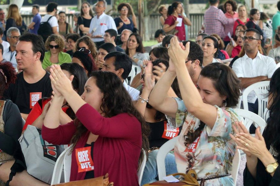 Os professores da Universidade Federal Fluminense (UFF) retornaram às atividades depois de quatro meses em greve; os servidores técnico-administrativos continuam parados, devido aos cortes nos orçamentos das universidades federais; os professores concordaram com a proposta do Comando Local de Greve (CLG) de garantir aos estudantes o direito à reposição integral das aulas interrompidas, tanto na graduação quanto na pós-graduação; mas categoria mantém o pedido das melhorias das condições de trabalho e reajuste de salário