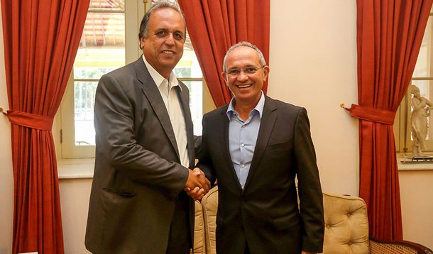 “Nós, governadores, não podemos ficar só cuidando das folhas de pagamento. Vamos discutir uma saída para a crise e ver o que podemos fazer em nome do PMDB pra beneficiar o Brasil neste momento”, disse o governador Luiz Fernando Pezão (PMDB), que convocou uma reunião nesta quarta-feira para buscar apoio ao governo Dilma; Paulo Hartung (Espírito Santo) ressaltou a importância do movimento: “Precisamos, de uma maneira suprapartidária, construir pontos de convergência para seguirmos um caminho”