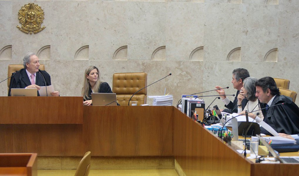 O Supremo Tribunal Federal (STF) anulou nesta quinta (1º) a lei que restringiu repasses do Fundo Partidário e a divisão do tempo de propaganda eleitoral para novos partidos; ao julgar uma ação proposta pelo Solidariedade, criado em 2013, a maioria dos ministros entendeu que as restrições são inconstitucionais; com a decisão, os deputados que mudarem de partido vão levar sua representatividade para a nova legenda, garantindo recursos e mais tempo de propaganda; decisão beneficiará o Rede, partido da ex-senadora Marina Silva
 