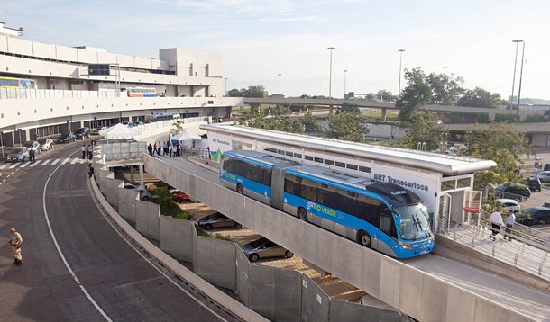 Quem quiser curtir o Rock in Rio contará com um serviço inédito para chegar até o local do evento: o BRT; O BRT será a única forma transporte público que fará o percurso de 15 quilômetrs entre o Terminal Alvorada e a Ciade do Rock, na Barra da Tijuca; estimativa é que 40 mil pessoas passem pelo Terminal Alvorada por dia de evento; quase dez mil a mais do que em 2013; valor do bilhete de ida e volta é de R$ 7,80; viagens devem durar, em média, cerca de 20 minutos