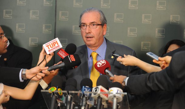 Presidente da Câmara dos Deputados, Eduardo Cunha (PMDB-RJ), disse que a proposta do governo federal para recriar a CPMF de maneira a equilibrar as contas públicas está "fadada uma derrota fragorosa" mesmo que tenha o apoio dos governadores; Cunha também disse que analisará dentro do prazo de razoabilidade um novo pedido de impeachment da presidente Dilma Rousseff que deverá ser protocolado esta semana