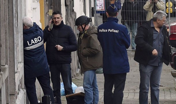 Bélgica manterá o mais alto nível de alerta de ameaças para Bruxelas nesta segunda-feira (23);  metrô e escolas permanecerão fechados por conta de uma ameaça "grave e iminente" de ataques terroristas coordenados e múltiplos, disse o primeiro-ministro, Charles Michel; "O que tememos é um ataque similar ao de Paris, com vários indivíduos que podem também possivelmente lançar diversos ataques ao mesmo tempo em múltiplos locais", afirmou
