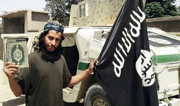 Um cidadão belga que está atualmente na Síria é suspeito de estar por trás dos ataques de sexta-feira em Paris, de acordo com uma fonte próxima à investigação francesa. "Ele aparenta ser o cérebro por trás de diversos ataques planejados na Europa", disse a fonte à Reuters