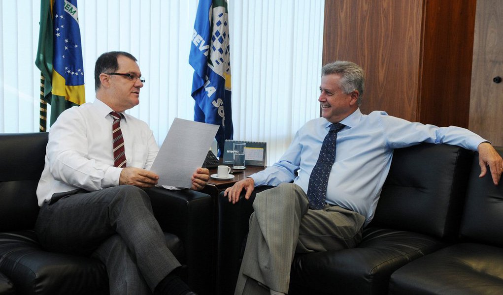 O governador Rodrigo Rollemberg se reuniu com o ministro da Previdência Social, Carlos Eduardo Gabas, na sede da pasta; "Nós fomos reiterar uma solicitação que já tínhamos feito antes, para que o ministério possa transferir ao Distrito Federal R$ 675 milhões de compensação previdenciária a que temos direito", explicou o chefe do Executivo; "Esses recursos são fundamentais para que possamos garantir o pagamento em dia dos servidores públicos"
 
 