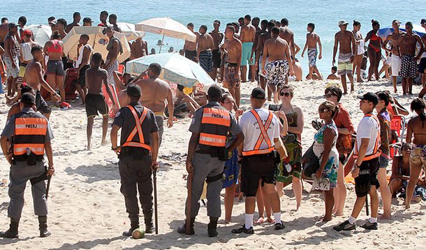 A Operação Verão nas praias do Rio foi antecipada para este fim de semana terá a participação de 700 policiais militares de vários batalhões e o apoio de uma unidade de comando móvel que ficará na Praia do Arpoador, em Ipanema; ela receberá, em tempo real, imagens transmitidas pelo helicóptero do Grupamento Aeromóvel a fim de agilizar o deslocamento das viaturas policiais para os locais das ocorrências; o helicóptero cobrirá desde a Praia de Botafogo, na zona sul, até a Praia do Recreio dos Bandeirantes, na zona oeste