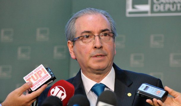 "Não vou falar sobre essa coisa. É com o meu o advogado. É coisa muito antiga e não tenho nem memória disso", disse o presidente da Câmara dos Deputados, Eduardo Cunha (PMDB-RJ), sobre a denúncia de que teria se beneficiado de operações irregulares envolvendo o fundo de pensão da companhia de água e esgoto do Rio de Janeiro, a Cedae; Cunha é suspeito de ter obtido lucro indevido de R$ 900 mil em operações realizadas junto aos fundos de investimentos movimentados pela Prece, o fundo de pensão da Cedae, entre 2003 e 2006 