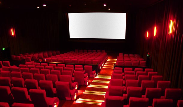 Diretor-presidente da Agência Nacional do Cinema (Ancine), Manoel Rangel, afdimrou que Brasil irá recuperar a marca de 3 mil salas de cinema ainda em outubro; na década de 70, o país chegou a ter 3,5 mil salas de exibição; "É uma franca recuperação", afirmou; "As salas de cinema desse período eram pouco confortáveis, com cadeiras duras e uma série de fatores muito distantes do que é o parque exibidor atual. Hoje, temos 3 mil salas de cinema, e a maior parte é um parque exibidor moderno, do último tipo", destacou