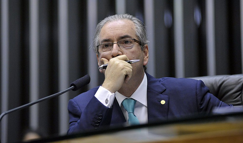 A ação assinada pelos senadores Randolfe Rodrigues (PSOL-AP) e Lasier Martins (PDT-RS), e pelos deputados Chico Alencar (PSOL-RJ), Jean Wyllis (PSOL-RJ), Ivan Valente (PSOL-SP), Edmílson Rodrigues (PSOL-PA), Alessandro Molon (PT-RJ) e Glauber Braga (PSB-RJ) foi entregue nesta quinta-feria, 3, ao procurador-Geral da República; se o STF tornar o presidente da Câmara réu pelos crimes de corrupção no âmbito da Operação Lava-Jato, Janot opinará sobre o afastamento ou não de Cunha a partir da ação dos parlamentares