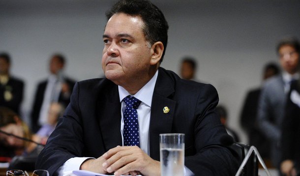 O PSB se prepara para ser oposição ao governo Dilma; o assunto continua dividindo o partido, mas é cada vez maior o sentimento para que a sigla se posicione oficialmente contra à gestão petista; atualmente o partido se considera "independente" em relação ao Planalto; em referência a membros do Executivo federal, senador maranhense pelo PSB, Roberto Rocha, disse que "todos os compromissos que assumiram comigo em relação ao Maranhão falharam. Não honraram nada, absolutamente nada!"; "Agora, manifesto-me pela ida do partido para a oposição formal"