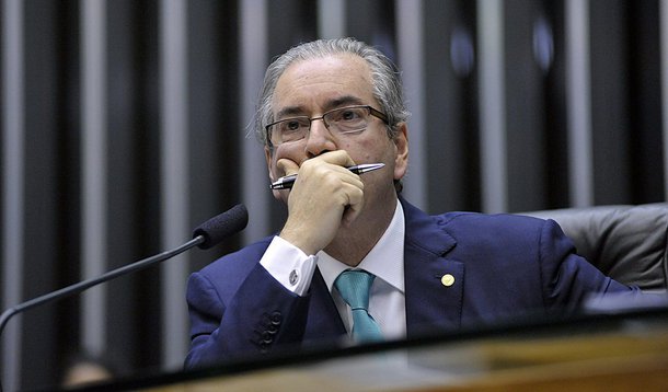 A ação assinada pelos senadores Randolfe Rodrigues (PSOL-AP) e Lasier Martins (PDT-RS), e pelos deputados Chico Alencar (PSOL-RJ), Jean Wyllis (PSOL-RJ), Ivan Valente (PSOL-SP), Edmílson Rodrigues (PSOL-PA), Alessandro Molon (PT-RJ) e Glauber Braga (PSB-RJ) foi entregue nesta quinta-feria, 3, ao procurador-Geral da República; se o STF tornar o presidente da Câmara réu pelos crimes de corrupção no âmbito da Operação Lava-Jato, Janot opinará sobre o afastamento ou não de Cunha a partir da ação dos parlamentares