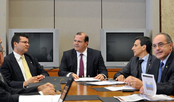 Ata do Comitê de Política Monetária (Copom) ressalta que "elevações recentes de prêmios de risco, que se refletem nos preços de ativos" exigem que a política monetária se mantenha vigilante em caso de desvios significativos das projeções de inflação em relação à meta; texto também destaca que "apesar de certa deterioração no balanço de riscos", meta de inflação para 2016 permanece em 4,5%