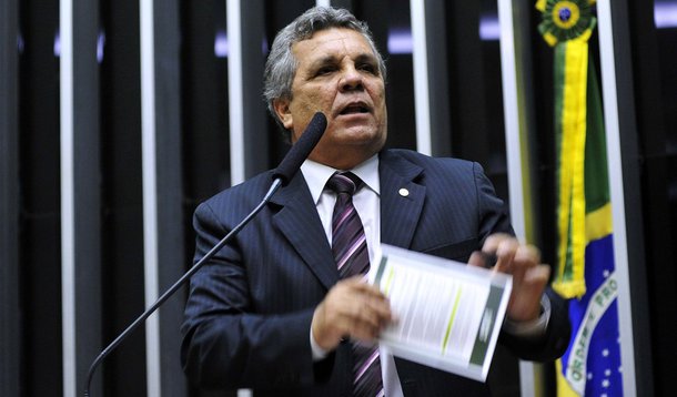 Depois de Paulo Pereira da Silva, é a vez de outro parlamentar que defende o impeachment se tornar réu por cobrança de propina; de acordo com a denúncia apresentada pelo Ministério Público do Distrito Federal e Territórios, entre julho e agosto de 2008, na época como secretário de Transportes do Distrito Federal, o deputado federal Alberto Fraga (DEM-DF) teria exigido e recebido R$ 350 mil pela assinatura de contratos de adesão entre o governo e uma cooperativa de transportes; segundo o relator, ministro Teori Zavascki, ‘há na denúncia descrição clara e precisa dos delitos imputados ao deputado federal e ao seu motorista’