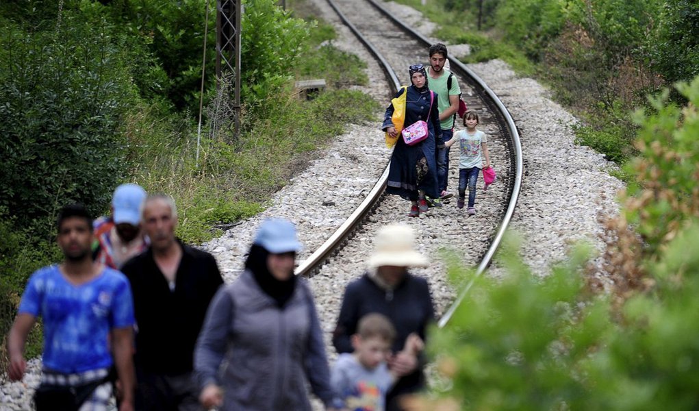 Número superou o recorde do dia anterior, de 4.330 pessoas; imigrantes entraram no país um dia antes de vigorar uma legislação mais severa, que prevê a prisão de imigrantes ilegais; são, em, sua maioria, originários da Síria, Iraque e Afeganistão