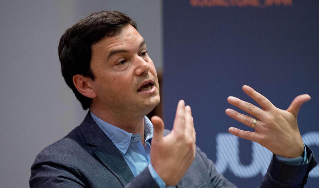 O economista francês Thomas Piketty, famoso por sua tese sobre riqueza e desigualdade, será parte de um comitê internacional que vai assessorar o espanhol Pablo Iglesias, candidato do partido de esquerda "Podemos"; Piketty ajudará a elaborar um "plano integral de luta contra as desigualdades", tema de seu best-seller "O Capital no Século 21", além de medidas de democratização da zona do euro; "Precisamos de novas forças políticas para mudar a Europa", disse Piketty, durante o anúncio da parceria com o partido nesta segunda (7)
 