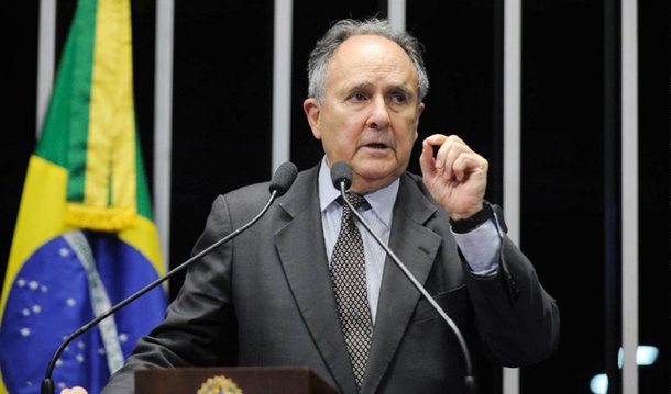 Para o senador, está cada dia mais difícil acreditar que a presidente Dilma Rousseff vai reerguer seu governo e terminar o mandato; "É lamentável, mas eu começo a achar que a gente precisa se preparar para isso. Porque a presidente não parece ter o interesse necessário em fazer os gestos, as ações que tragam para ela a necessária credibilidade", discursou Cristovam Buarque (PDT-DF) em plenário