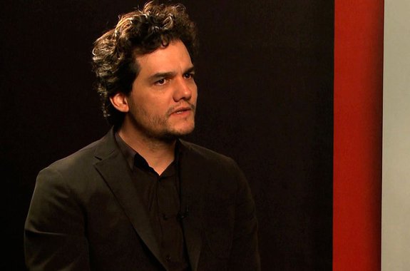 Ator que interpreta Pablo Escobar na série Narcos, da Netflix, Wagner Moura criticou o movimento organizado pela oposição para abreviar o mandato da presidente Dilma Rousseff; "Não posso compactuar com esse golpismo, esse movimento de elite, de gente branca", disparou; Wagner Mora criticou também o chamou de "maniqueísmo burro" que se instalou na política brasileira; "O que eu acho que acontece hoje no Brasil é muito pobre das duas partes, tanto da direita quanto da esquerda. É pobre demais a conversa, sabe?! "Petralha", "coxinha""