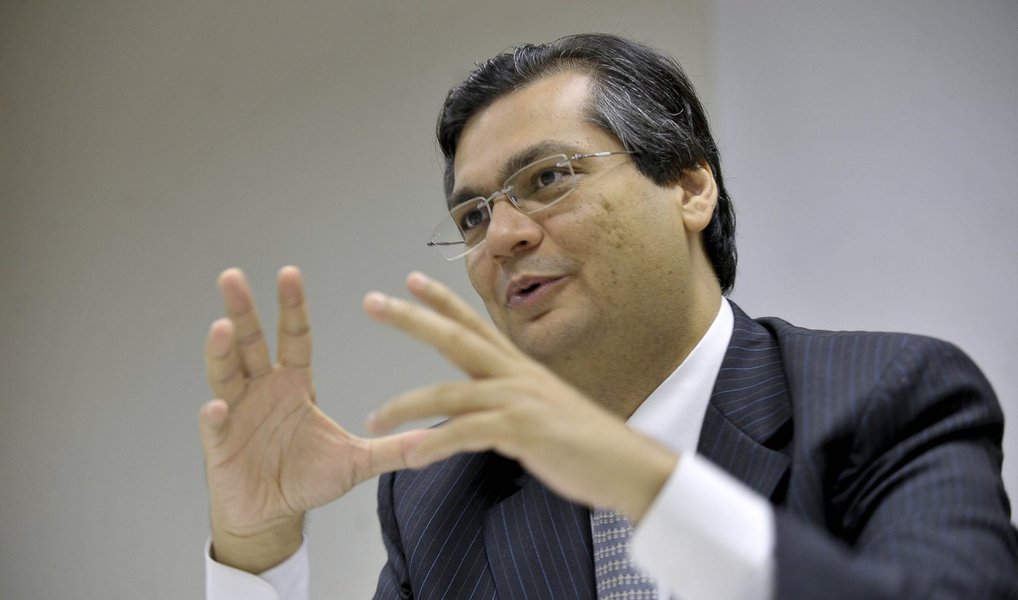 Governador do Maranhão, Flávio Dino (PCdoB) afirmou que não pretende reduzir o salário de servidores do estado, principalmente do judiciário; segundo o gestor, o corte ainda não ocorreu e o que está sendo julgado é uma ação que tornará obrigatório esses cortes; ao falar sobre seu governo, Dino afirmou que acabou com privilégios; "Não existe mais caviar e lagosta no Palácio dos Leões pago com dinheiro público"; disse; primeiro governador eleito pelo PC do B, ele afirmou que "ser comunista, acima de tudo, é defender a comunhão justa da riqueza"; "O Maranhão tem problemas, a gente vai enfrentar e superar"