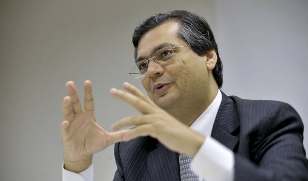 Governador do Maranhão, Flávio Dino (PCdoB) afirmou que não pretende reduzir o salário de servidores do estado, principalmente do judiciário; segundo o gestor, o corte ainda não ocorreu e o que está sendo julgado é uma ação que tornará obrigatório esses cortes; ao falar sobre seu governo, Dino afirmou que acabou com privilégios; "Não existe mais caviar e lagosta no Palácio dos Leões pago com dinheiro público"; disse; primeiro governador eleito pelo PC do B, ele afirmou que "ser comunista, acima de tudo, é defender a comunhão justa da riqueza"; "O Maranhão tem problemas, a gente vai enfrentar e superar"