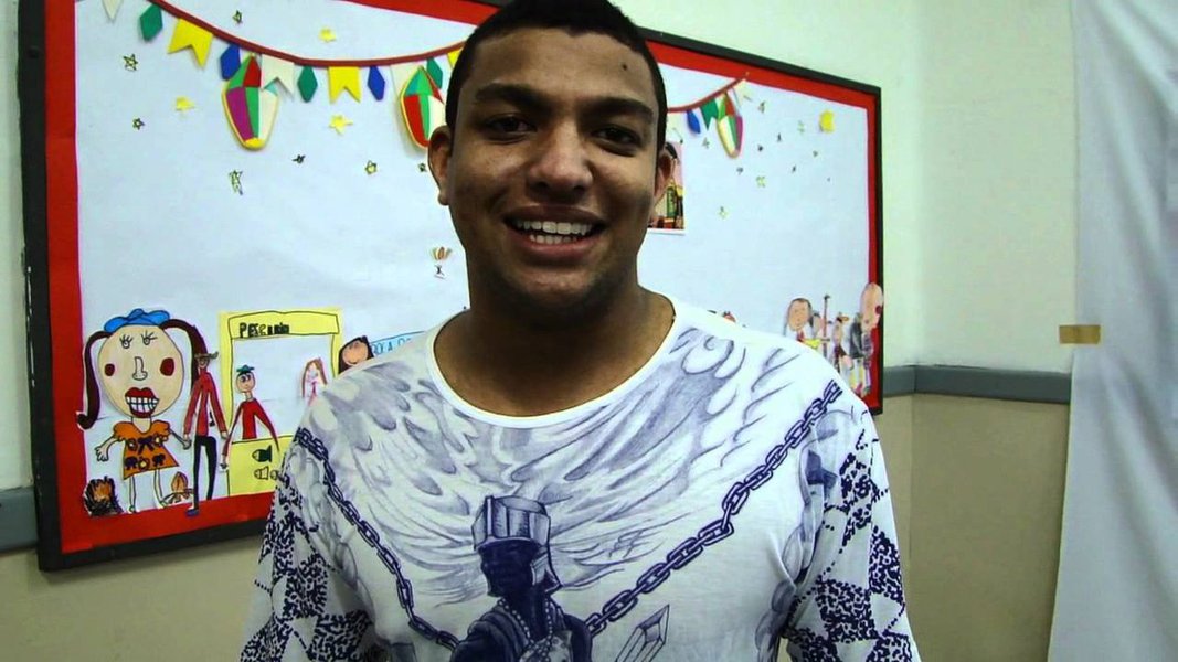 Morreu o soldado da UPP Fazendinha Caio Cesar Ignácio Cardoso de Melo, de 27 anos; ele foi baleado durante um patrulhamento de rotina na região do Campo do Sargento; Caio ainda foi levado para o hospital Getúlio Vargas, mas não resistiu; além de policial, Caio Cesar foi dublador do personagem principal da série Harry Potter nos cinemas brasileiros