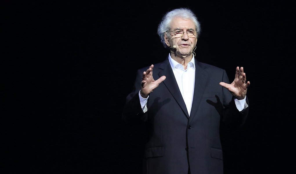 Em entrevista ao jornalista Alex Solnik, o ator Juca de Oliveira falou sobre sua nova peça, "O ministro", e também criticou duramente a Lei Rouanet; "O teatro está numa fase ruim e a razão fundamental da fase ruim do teatro, embora ninguém tenha tido a intenção de que isso fosse um desastre é a Lei Rouanet. O aluguel do teatro se multiplicou, o cenário se multiplicou, a direção se multiplicou, a roupa se multiplicou. Os jornais... Para você lançar uma peça hoje com possibilidade de alguma frequência você precisa ter, no mínimo, 300 mil reais! Quando na verdade nós sempre fizemos teatro e não tínhamos dinheiro para divulgação"; confira a íntegra