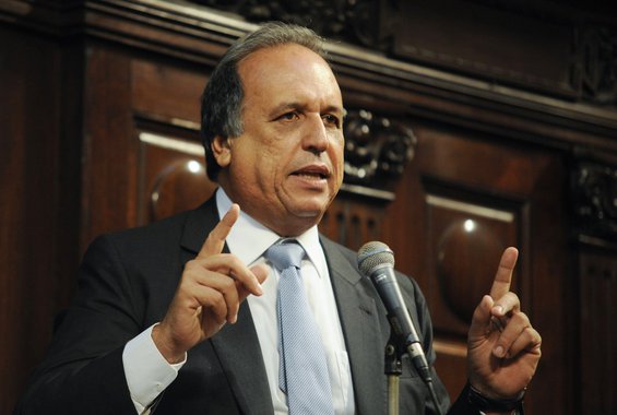 Governador do Rio de Janeiro, Luiz Fernando Pezão, negou que tenha havido uma desmobilização por parte dos governadores em torno da possibilidade da recriação da CPMF; segundo ele, assunto foi discutido na segunda-feira durante um jantar com a presidenta Dilma Rousseff, em Brasília, que contou com a presença de 20 governadores; "Todos eles são favoráveis. O único governador que até agora eu vi se manifestar contra foi o [Raimundo] Colombo de Santa Catarina. Todos os governadores precisam ter uma nova fonte de financiamento para a previdência pública e para a saúde. Isso nos une a todos", disse