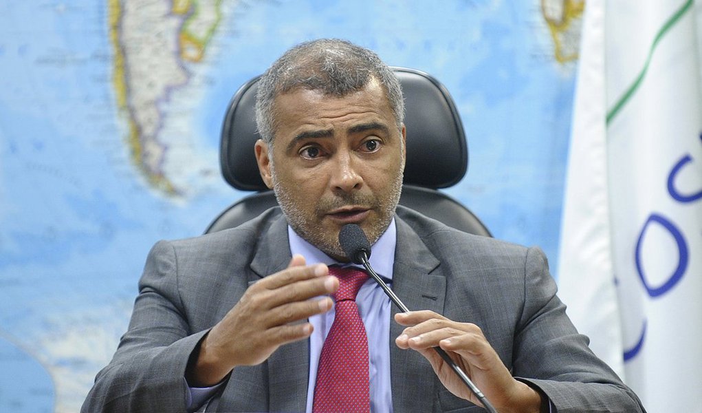 Direção nacional do PSB decidiu escalar o senador Romário (RJ) para a principal atração das inserções destinadas ao diretório nacional do partido que serão veiculadas, em outubro, pelas emissoras de TV do Estado do Rio; na TV, o senador ressaltará a necessidade de dar um gás no caixa de estados e municípios;  PSB quer fortalecer a sigla e, ao mesmo tempo, reforçar a eventual candidatura do senador socialista à Prefeitura do Rio