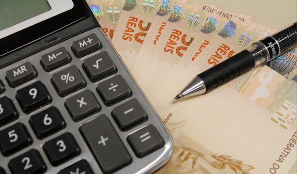 Relatório de Receitas e Despesas do quarto bimestre, que deve ser publicado nesta semana pelo governo federal, deverá indicar que apesar da União ainda buscar um pequeno superávit primário em 2015, poderá fechar o exercício com as contas negativas; governo havia anunciado em julho a redução da meta de superávit primário para R$ 8,747 bilhões, ou 0,15% do Produto Interno Bruto (PIB), contra 1,1% do PIB previsto até então