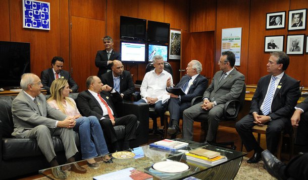 O governador Rodrigo Rollemberg se reuniu com empresários e deputados distritais da Frente Parlamentar em Defesa do Setor Produtivo; no Palácio do Buriti, o chefe do Executivo recebeu um documento com 50 itens relacionados a concessões, liberação de licenças e alvarás de funcionamento; entre as sugestões, o presidente da Federação do Comércio de Bens, Serviços e Turismo do DF, Adelmir Santana, destacou como prioritárias: a conclusão do parque tecnológico de Brasília e a regulamentação de utilização de áreas públicas próximas aos lotes ocupados por comerciantes em determinadas áreas