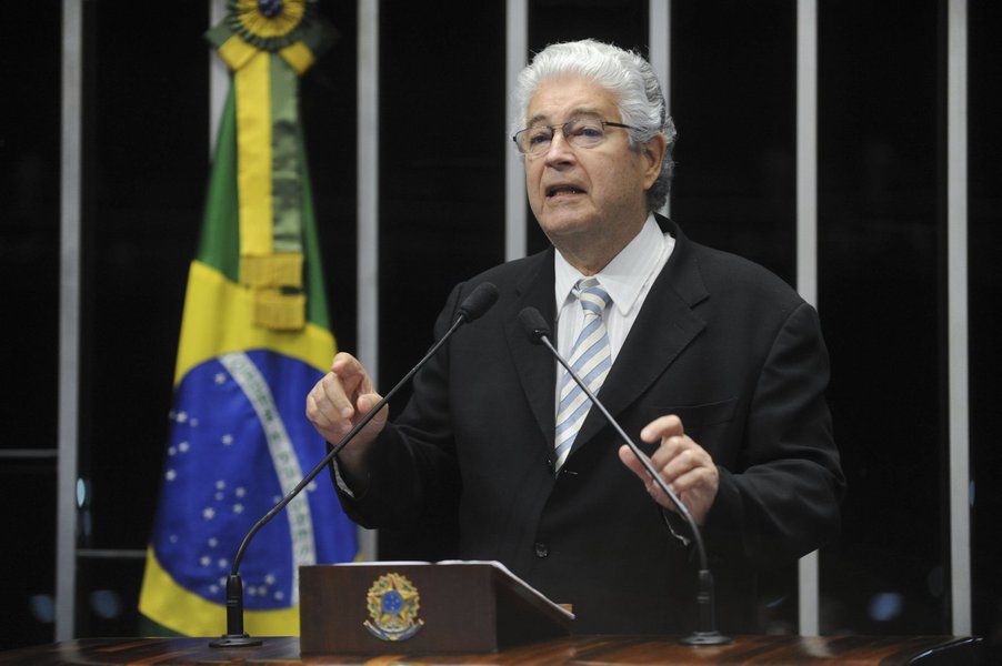 Em discurso no plenário, o senador Roberto Requião relembrou a 'Operação Macuco', da Polícia Federal, que desvendou o escândalo do Banestado, quando se apurou o desvio de US$ 124 bilhões ao exterior por meio do então banco estadual do Paraná; os valores desviados à época, afirmou o senador, somavam muito mais do que as reservas brasileiras na moeda norte-americana; segundo o senador, a operação foi o ponto de partida para desvendar os métodos e os caminhos da corrupção no País; contudo, denunciou Requião, a operação foi abafada e desmontada, sem a punição pelos responsáveis pelos desvios