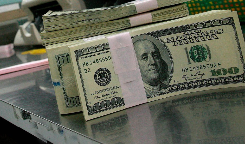 O dólar fechou em queda de 1% sobre o real após o Banco Central aumentar sua intervenção no câmbio e em meio cenário renovado por risco nos mercados externos diante da alta das bolsas chinesas; moeda norte americana fechou em R$ 3,8190 na venda; intervenção do Banco Central nos chamados leilões de linha foi da ordem de US$ 3 bilhões