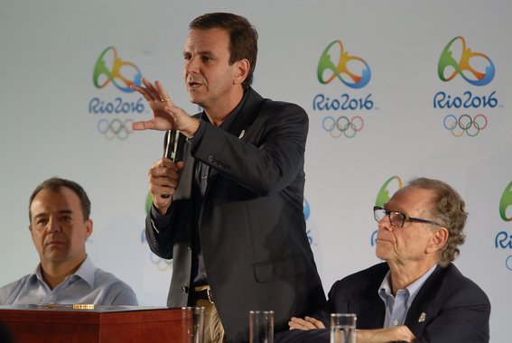 "Para cada real gasto com instalações esportivas, outros cinco são investidos em obras para a população – linhas de BRTs, VLT e metrô, revitalização de áreas abandonadas, projetos de saneamento", afirma o prefeito do Rio de Janeiro, Eduardo Paes (PMDB); ele ressalta que, "com as principais obrigações olímpicas transferidas para a iniciativa privada, o dinheiro do cidadão é empregado em obras de legado para a cidade"