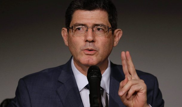 Os presidentes das principais companhias aéreas brasileiras pediram nesta quinta (1º) ao ministro da Fazenda, Joaquim Levy, a redução do preço do querosene de aviação, cujo custo aumentou 50% este ano por causa da alta do dólar; eles pediram que o governo revise a política de preços para o combustível, que está mais caro que a média internacional
