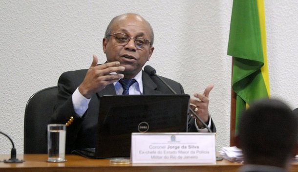 Ao comentar a prisão de cinco PMs acusados de forjar um auto de resistência - homicídio decorrente de intervenção policial - no Morro da Providência, região central do Rio, o ex-secretário de Direitos Humanos do estado Jorge da Silva sugeriu a criação de um controle civil da polícia, realizado por entidades da sociedade civil; "O problema que envolve os casos de pessoas executadas por policiais não é o auto de resistência, mas a investigação de um suposto crime cometido por policiais a cargo da própria polícia. Ela deve ajudar nas investigações, mas não deve se esgotar aí. Não devem ser feitas só por ela"