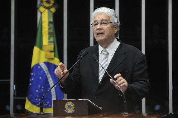 Em discurso no plenário, o senador Roberto Requião relembrou a 'Operação Macuco', da Polícia Federal, que desvendou o escândalo do Banestado, quando se apurou o desvio de US$ 124 bilhões ao exterior por meio do então banco estadual do Paraná; os valores desviados à época, afirmou o senador, somavam muito mais do que as reservas brasileiras na moeda norte-americana; segundo o senador, a operação foi o ponto de partida para desvendar os métodos e os caminhos da corrupção no País; contudo, denunciou Requião, a operação foi abafada e desmontada, sem a punição pelos responsáveis pelos desvios