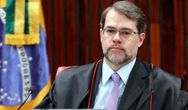Ministro do Supremo Tribunal Federal manteve a quebra de sigilo telefônico de 30 jornalistas e do jornal Diário da Região, de São José do Rio Preto (SP); Dias Toffoli cassou uma liminar proferida pelo presidente do STF, ministro Ricardo Lewandowski, que derrubou a decisão do juiz de primeiro grau que autorizara os grampos; interceptações foram autorizadas em 2011, quando o jornal publicou reportagens sobre a operação tamburutaca, da PF