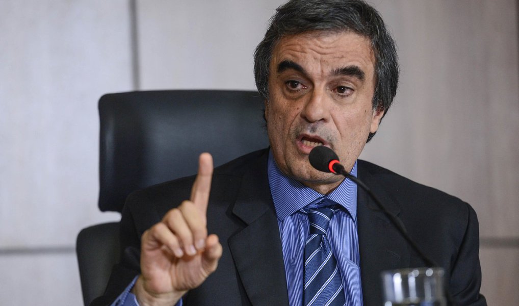 A Comissão de Ética Pública da Presidência da República decidiu arquivar processo referente a reuniões do ministro da Justiça, José Eduardo Cardozo, não divulgadas em sua agenda pública; o assunto veio à tona em fevereiro deste ano, quando a imprensa noticiou que Cardozo se encontrou com advogados de empresas envolvidas na Operação Lava Jato; a comissão decidiu rejeitar a denúncia, apresentada pelo líder do PPS na Câmara, Rubens Bueno (RS), devido à "não demonstração da prática de infração ética"
 