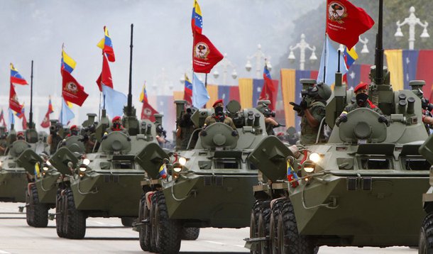 A Venezuela ampliou o fechamentop da fronteira com a Colômbia eenviou mais 3 mil soldados para a área elevando a tensão na região fronteiriça; governo alega que está combatendo o contrabando e grupos ligados ao crime organizado; milhares de colombianos foram deportados ou tiveram que fugir da Venezuela com medo da repressão; disputa na divisa já resultou em uma rusga diplomática o presidente venezuelano, Nicolás Maduro, e o presidente da Colômbia, Juan Manuel Santos