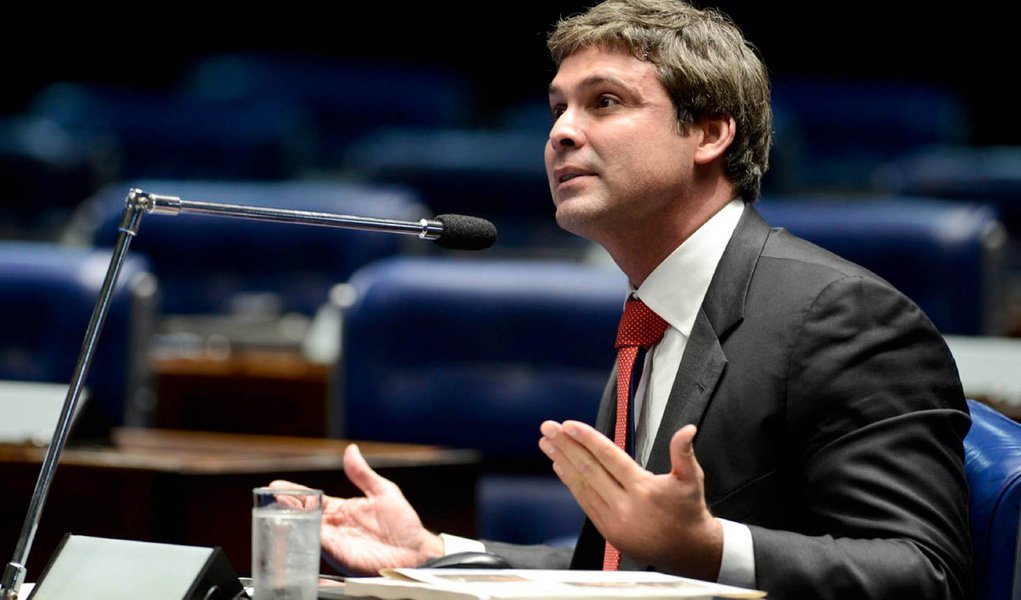 Senador Lindbergh Farias (PT-RJ) avalia que a aprovação do projeto da reforma política pelo Senado poderá influenciar o Supremo Tribunal Federal (STF) sobre a ação que pede o fim do financiamento empresarial para campanhas políticas; até o momento, seis dos onze ministros do STF  corte já haviam se manifestado a favor do pedido, mas, em abril de 2014, o ministro Gilmar Mendes pediu vista do processo, que encontra-se paralisado desde então; "Espero que nos próximos dias o ministro Gilmar Mendes entregue o seu voto e o Supremo decida isso de uma vez por todas e, assim, a gente passe a organizar as eleições, já a partir de 2016, sem o financiamento empresarial", disse