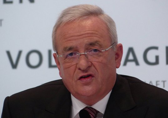 Volkswagen contratou investigação independente externa após a descoberta que um software projetado para carros a diesel emitia dados falsos sobre as emissões de poluentes; "Eu, pessoalmente, lamento profundamente que nós tenhamos quebrado a confiança de nossos clientes e do público", disse o presidente da empresa, Martin Winterkorn; "A Volkswagen determinou uma investigação externa sobre este assunto" afirmou; Agência de Proteção Ambiental dos EUA (EPA) informou que a Volkswagen poderá enfrentar multas de até US$ 18 bilhões