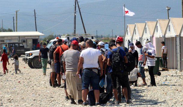 Parlamento Europeu votou de maneira favorável à proposta de criação de um mecanismo proposto pela a Comissão Europeia  para distribuir mais 120 mil refugiados entre os Estados-Membros; proposta envolve a recolocação das pessoas que estão na Itália, Grécia e Hungria e foi aprovada por 372 votos a favor, 124 contra e 53 abstenções