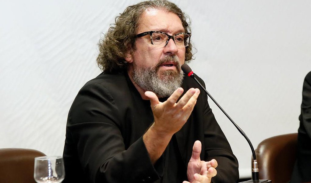Criminalista Antônio Carlos de Almeida Castro, que defende investigados na operação, critica a midiatização das investigações e os processos de delação premiada; “Queremos um país em que o Ministério Público e a Polícia Federal incentivem a espetacularização do processo penal ao promoverem coletivas de imprensa a cada fase da operação, com exposição cruel, desumana, desnecessária e ilegal das pessoas investigadas?”, questiona