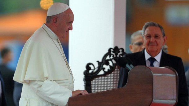 Papa Francisco se reuniu neste domingo (20) com o ex-presidente cubano Fidel Castro, que governou o país caribenho por quase meio século antes de deixar o cargo em 2006 por causa de uma doença, disse o porta-voz do Vaticano, padre Federico Lombardi; encontro reservado, que durou 40 minutos, aconteceu na residência de Fidel, com a presença de filhos, netos e da mulher de Fidel, Dalia Soto del Valle