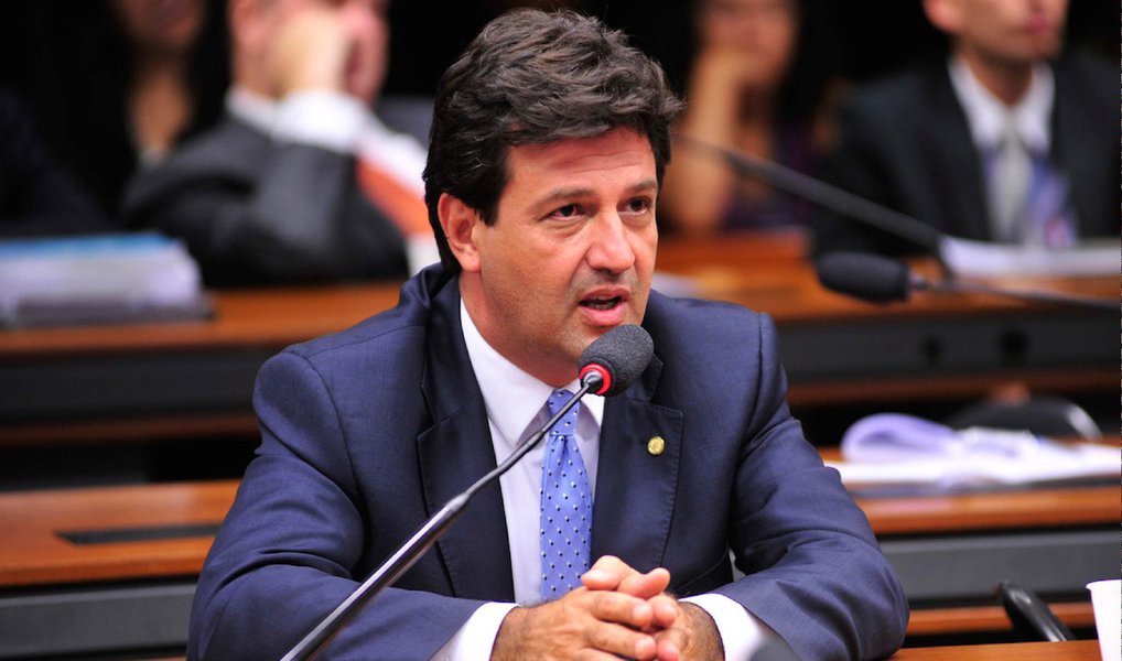 Deputado pelo DEM do Mato Grosso do Sul, Luiz Henrique Mandetta tem chamado a atenção de seus pares pelas críticas que tem feito à proposta de impeachment. E não o faz por governismo, mas por achar que a oposição só perderia tirando a presidente Dilma Rousseff da presidência para ficar com sua cadeira e seus problemas. Leia sua entrevista concedida à jornalista Tereza Cruvinel, do 247