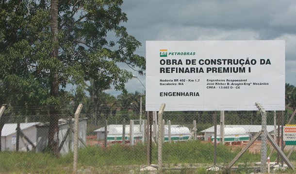 Comissão de Meio Ambiente, Defesa do Consumidor e Fiscalização e Controle (CMA) do Senado aprovou a abertura de uma investigação para apurar a suspensão da construção da Refinaria Premium I, da Petrobras, em Bacabeira, no Maranhão; comissão pedirá ao Tribunal de Contas da União (TCU) para avaliar a legalidade e a legitimidade da suspensão do projeto, avaliado em R$ 40 bilhões e com capacidade para processar até 600 mil barris diários de petróleo