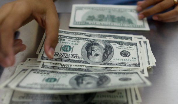 Dólar ficou próximo dos R$ 4 reais na manhã desta segunda-feira (21) mesmo após o Banco Central (BC) anunciar nova intervenção no mercado de câmbio, com a realização de leilão de linha; alta da moeda norte-americana foi pressionada pelas preocupações com o cenário fiscal, aliada ao temor de uma alta de juros nos EUA ainda este ano ; BC anunciou na noite de sexta-feira (19) que fará deverá vender até US$ 3 bilhões com compromisso de recompra por meio do leilão