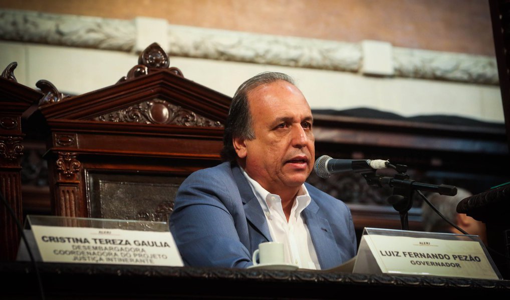 Governador do Rio de Janeiro, Luiz Fernando Pezão (PMDB), disse que a aprovação de um novo empréstimo do Banco de Desenvolvimento Econômico e Social (BNDES) é vital para a conclusão das obras da Linha 4 do Metrô do Rio de Janeiro, que ligará a zona sul à Barra da Tijuca, na zona oeste, até as Olimpíadas de 2016; Assembleia Legislativa votará o tema nesta quarta-feira (23); obra custará cerca de R$ 8,8 bilhões; "Os recursos já estavam aprovados pelo BNDES, mas não tínhamos espaço fiscal para permitir a assinatura quando fizemos a outra operação. Este ano, estamos adequando o que não conseguimos adequar no ano passado", disse Pezão