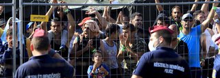 Famílias com crianças pequenas se sentaram em campos perto da nova cerca de 3,5 metros de altura que se estende por quase todo o trecho da fronteira externa da UE com a Sérvia; a Hungria diz que vai permitir que os refugiados peçam asilo. Mas, sob o novo regime, correm o risco de expulsão no prazo de oito dias para Sérvia, que o governo húngaro declarou ser "segura" para os refugiados