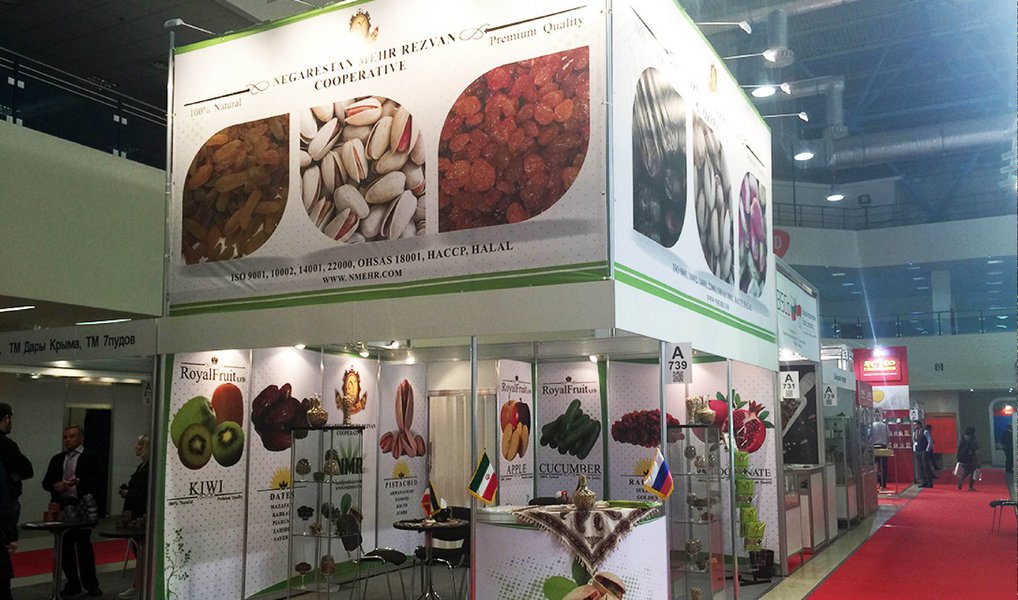 Os representantes de 20 empresas brasileiras que participaram da feira World Food Moscow, na Rússia, na semana passada, fecharam negócios no valor de US$ 99,9 milhões durante os De acordo com a Agência Brasileira de Promoção de Exportações e Investimento (Apex-Brasil), o número engloba o que foi negociado durante a viagem e o previsto para os próximos 12 meses, resultado das 430 reuniões feitas com compradores russos.
A presença de 20 empresas brasileiras na maior feira de alimentos, bebidas e agronegócios da Rússia, entre os dias 14 e 17 deste mês, foi organizada pela Apex-Brasil, em parceria com a Associação Brasileira das Indústrias Exportadoras de Carne e a Associação Brasileira de Proteína Animal.