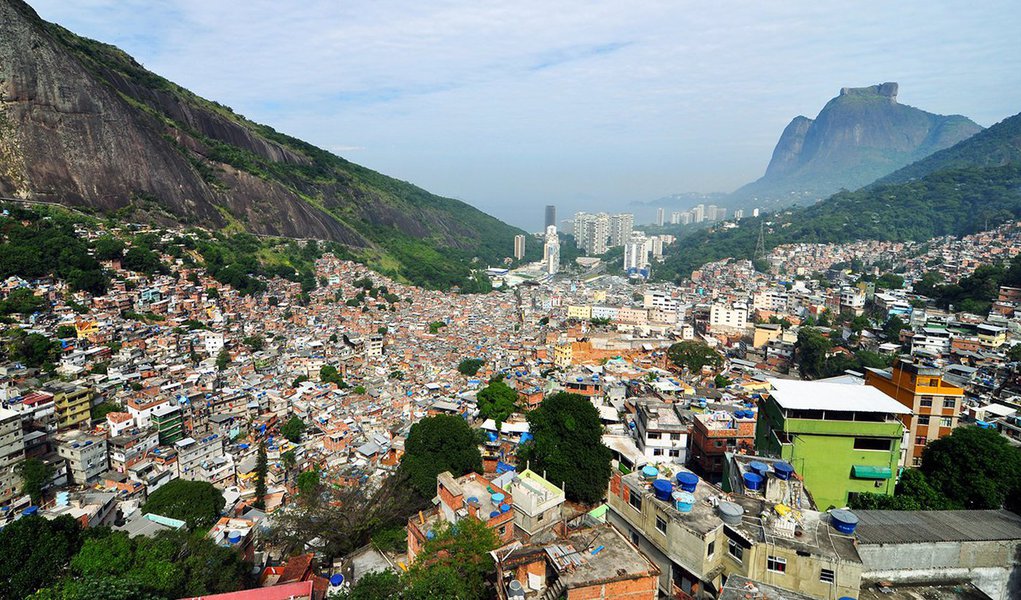 AAgência Estadual de Fomento (AgeRio) e a Associação Brasileira de Franchising do Rio de Janeiro (ABF Rio) firmaram convênio que permitirá que moradores de comunidades pacificadas tenham acesso a crédito para a abertura de franquias nessas áreas; serão emitidas cartas de crédito de até R$ 15 mil para o financiamento de novas microfranquias ou expansão das que já estão em atividade; projeto conta com R$ 1,5 milhão nesta primeira fase; processo será iniciado nas comunidades da Rocinha, Maré e Alemão