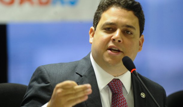 A avalição é do presidente da Ordem dos Advogados do Brasil, seccional do Rio de Janeiro (OAB-RJ), Felipe Santa Cruz; segundo ele, a redução de oito pastas foi uma medida salutar; "O Estado estava hipertrofiado (tamanho aumentado), com ministérios que não se justificavam"; a reforma indicou que ostatus de ministro gera claros aumentos de gastos